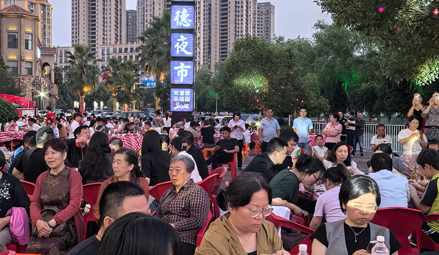 湖北咸安：市民共品“龙虾宴”【4】