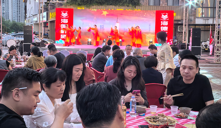 湖北咸安：市民共品“龙虾宴”【5】