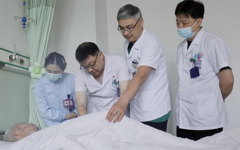 武汉市第一医院胃肠外科疝中心团队为患者查房中。代雨朦摄