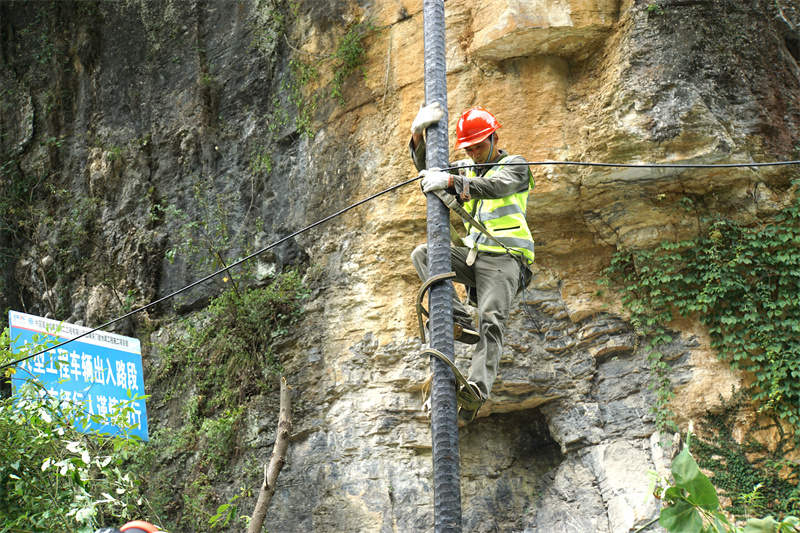 湖北移动持续推进乡村网络建设，架起深山“信息高速路”。