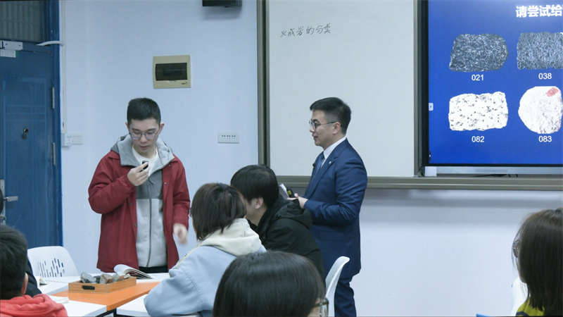 马强与同学进行教学互动。