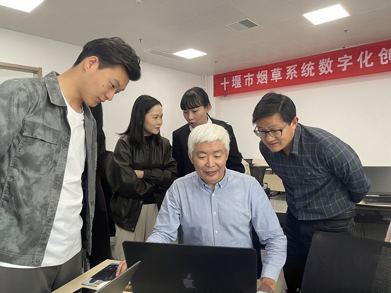 授课老师为学员演示操作过程。李伟摄