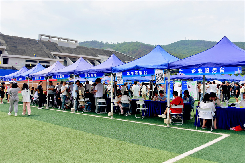搭建高质量就业平台 武汉晴川学院2025年大型校园招聘会提供近万个岗位