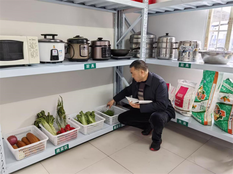 后坪烟站根据“5T工作法”检查食材。
