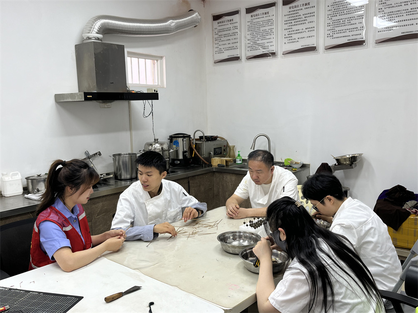 工作室成员工作场景。