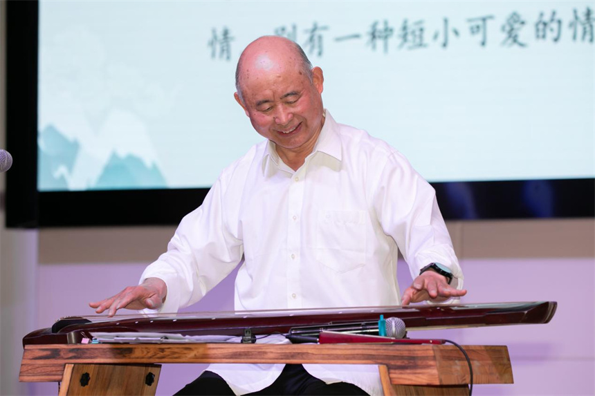 陈思中演绎弦歌。