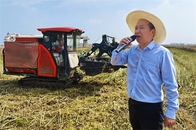 武汉市农机中心主任王爱民向现场观众讲解比赛规则。