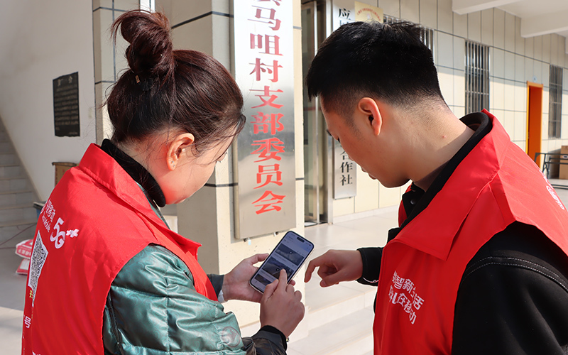 工作人員通過“藍天衛士”實時查看重點區域監控視頻。