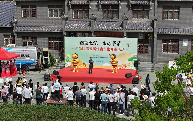 蜂蜜市集火热开市。