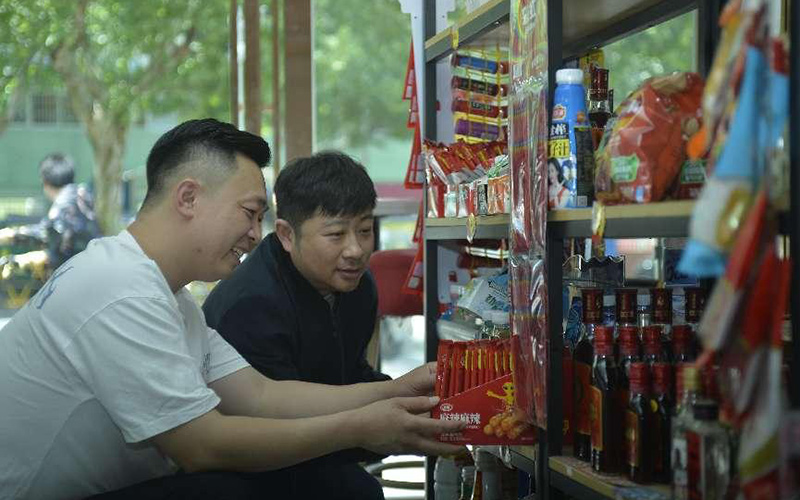 客戶經理指導呂歡慶調整店鋪陳列