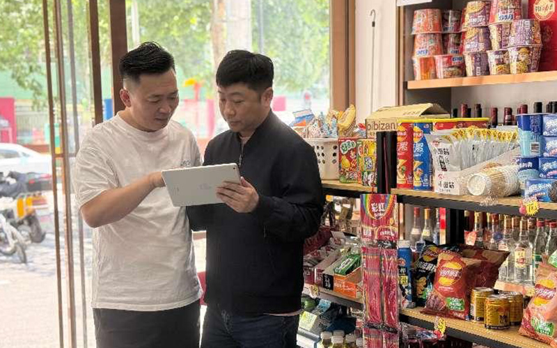 客戶經經理幫助呂歡慶分析店鋪經營數據