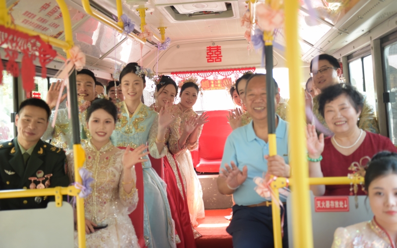 新人乘坐公交婚车参加婚礼。