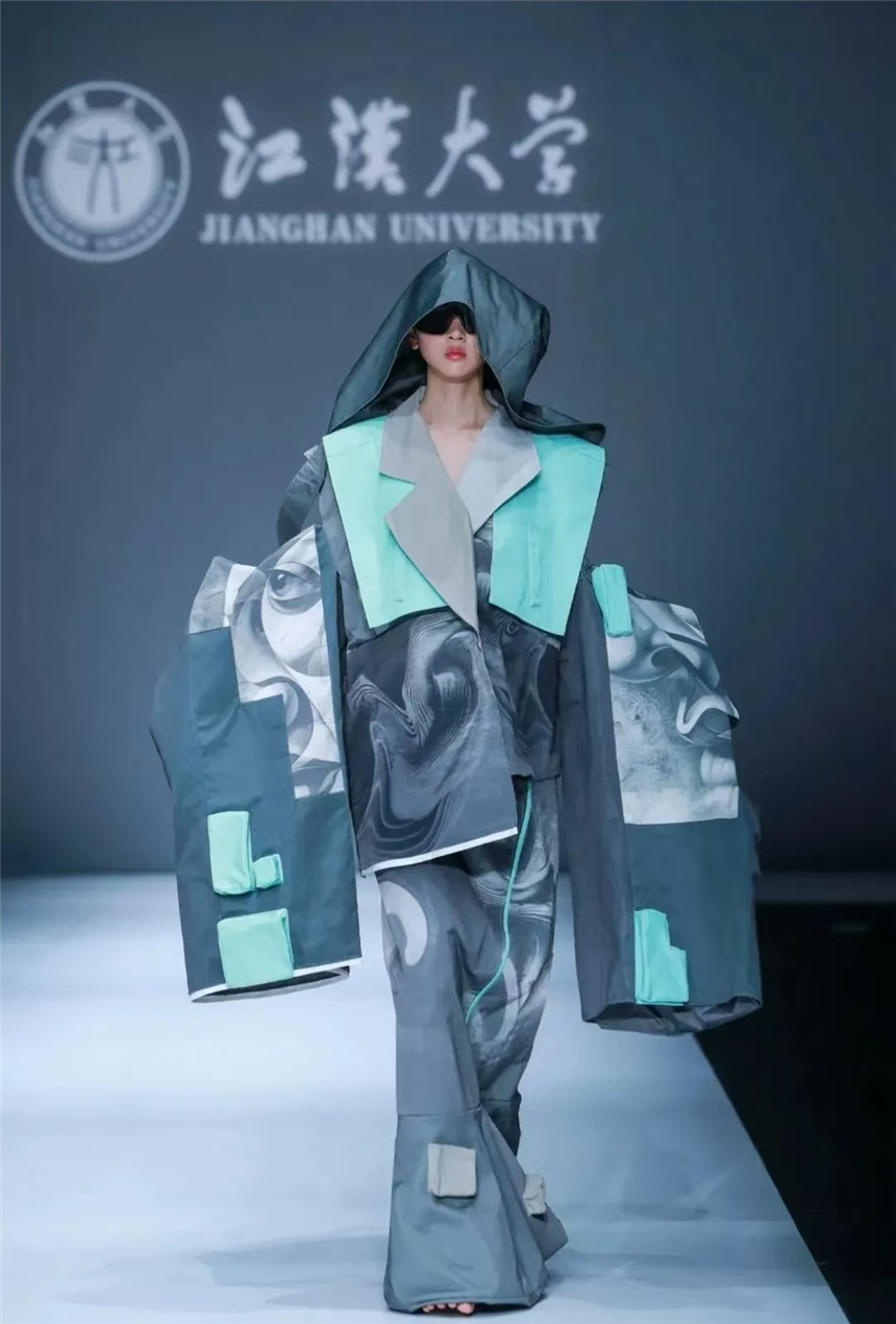 江汉大学专场亮相2025中国国际大学生时装周