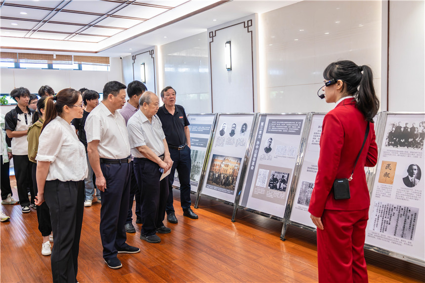 与会人员正在观展。余剑韬摄
