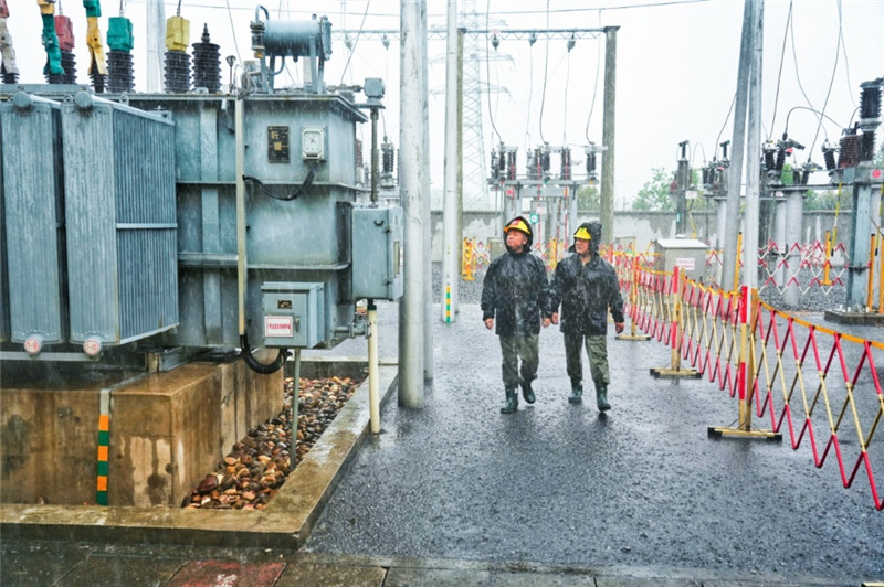 5月22日，国网湖北电力运维检修人员冒雨在变电站内开展设备巡检工作。冯元昭摄