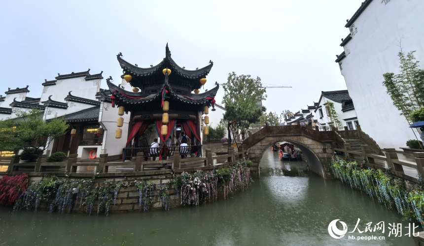 水域九曲十八彎，勾畫出建筑之美。人民網記者 周雯攝