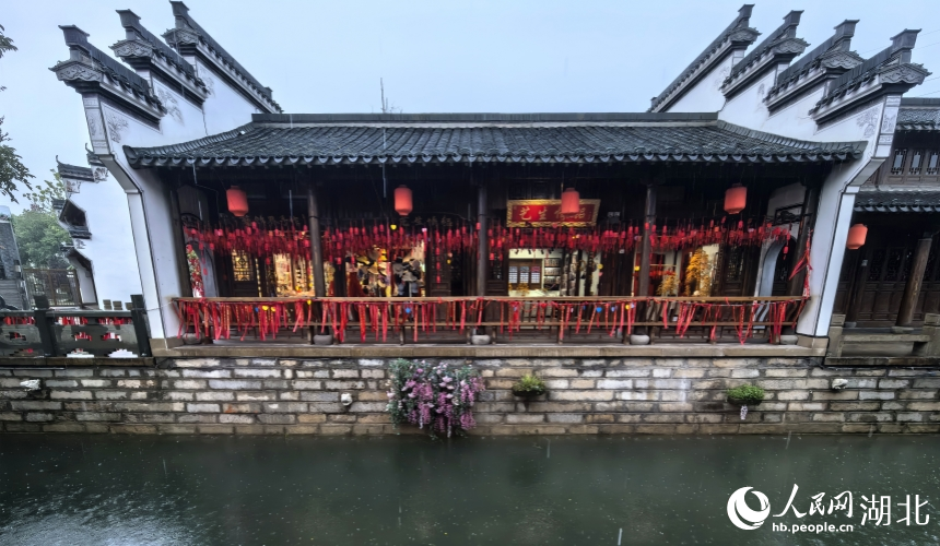 雨中賞景。人民網記者 周雯攝