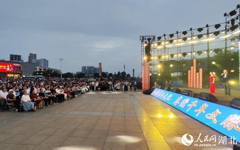 活动吸引不少市民驻足观看。人民网记者 王郭骥摄