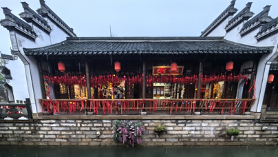 古建焕颜 楚韵新风 激活千年云梦青砖黛瓦，翘角飞檐，复原迁建的传统古建筑错落有致；小桥流水，勾画出八湖八岛八胜景，九大建筑派系在此交融……