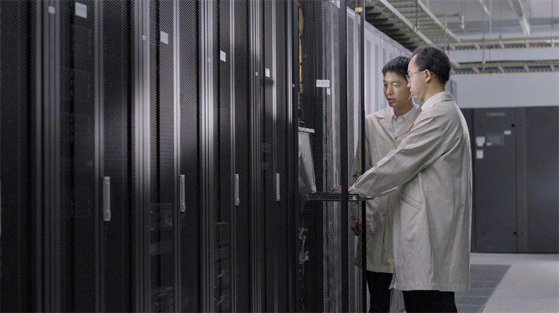 移动工程师在中国移动智算中心(武汉)维护设备。