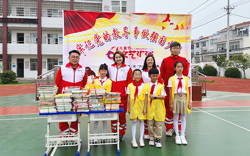 湖北送變電公司青年志願者們為同學們贈書。熊燕攝