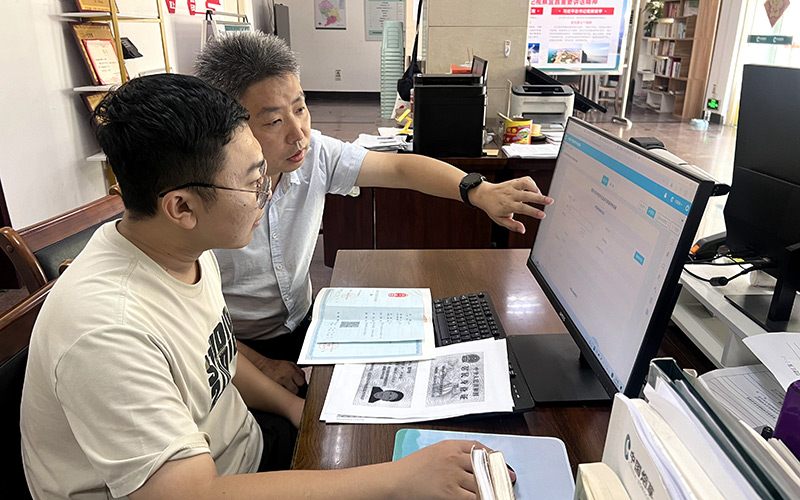 業務導師帶領新進大學生學習崗位要求