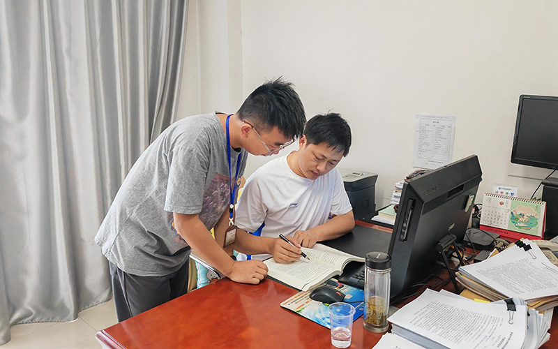 業務導師帶領新進員工學習煙草專賣法律法規知識