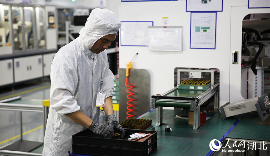 新能源汽车PTC加热器生产车间。人民网记者 王郭骥摄