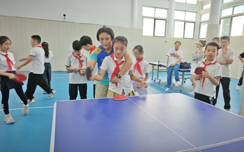 残奥冠军走进中华路小学。