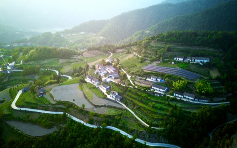 宜昌市秭归县磨坪乡升坪村，整齐排放的光伏发电板。胡浩博摄
