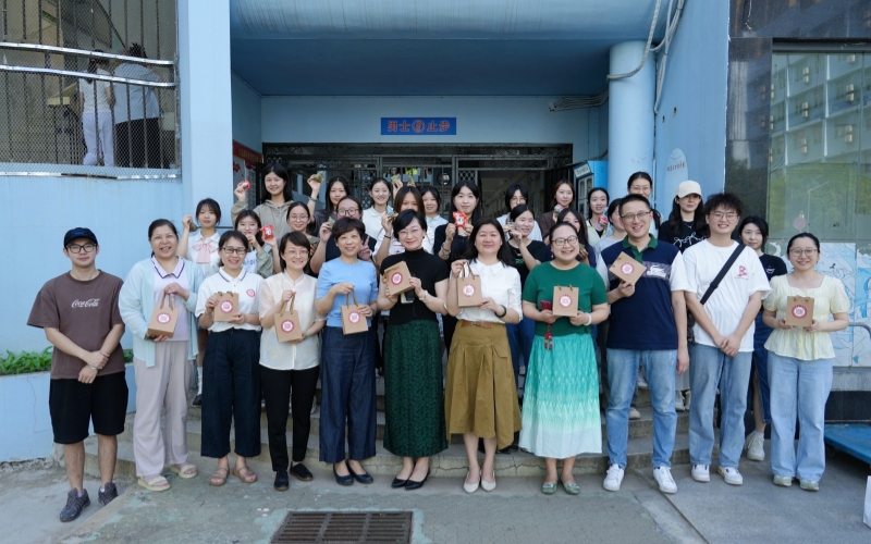 老师与同学开心合影。