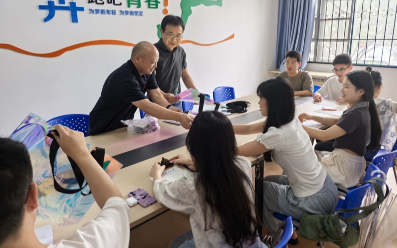 武汉轻工大学外国语学院举办了端午主题茶话会。