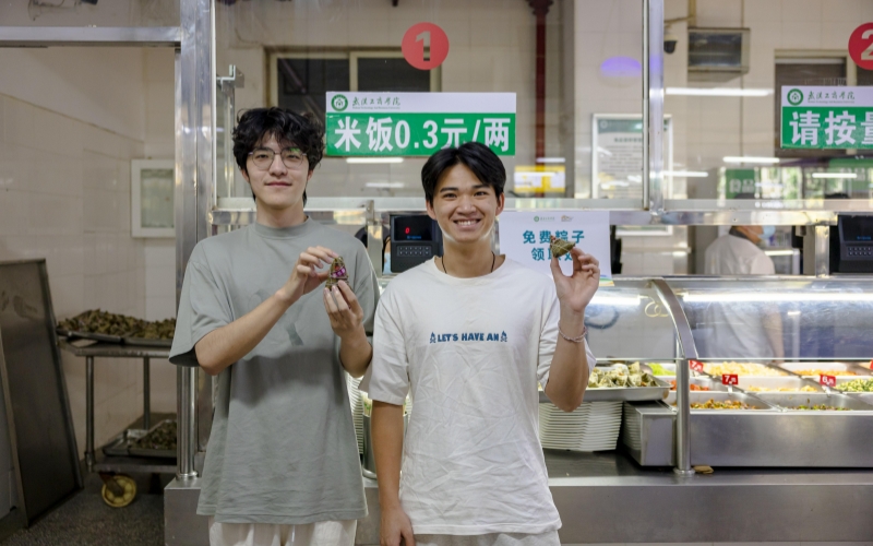 学生们领到了粽子。苏古润摄