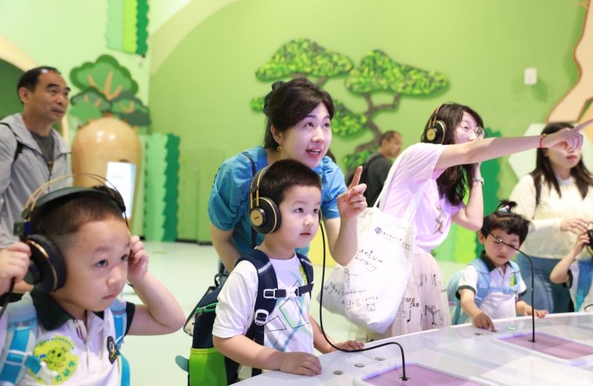 华科大附属幼儿园学生在儿童科学馆聆听大自然的声音。