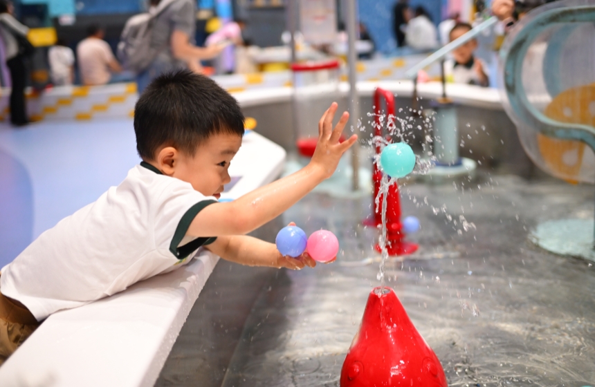 华科大附属幼儿园学生看小球在水柱上跳舞。