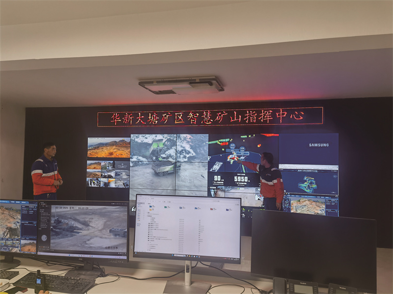 工作人员展示无人矿车运输场景。受访者供图