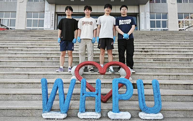 参与作品制作的部分学生与地标合影