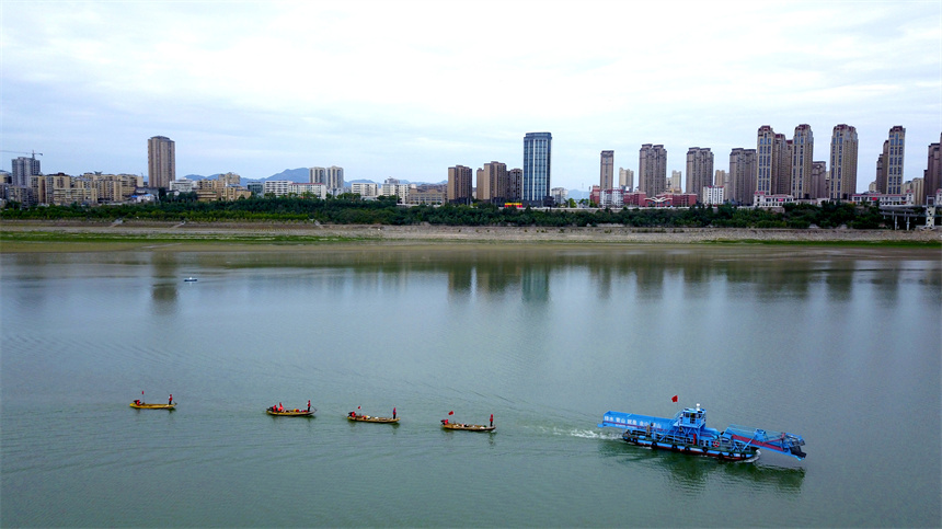 2025年6月4日，清漂船队在湖北省十堰市郧阳区汉江水域巡航清漂（无人机照片）。