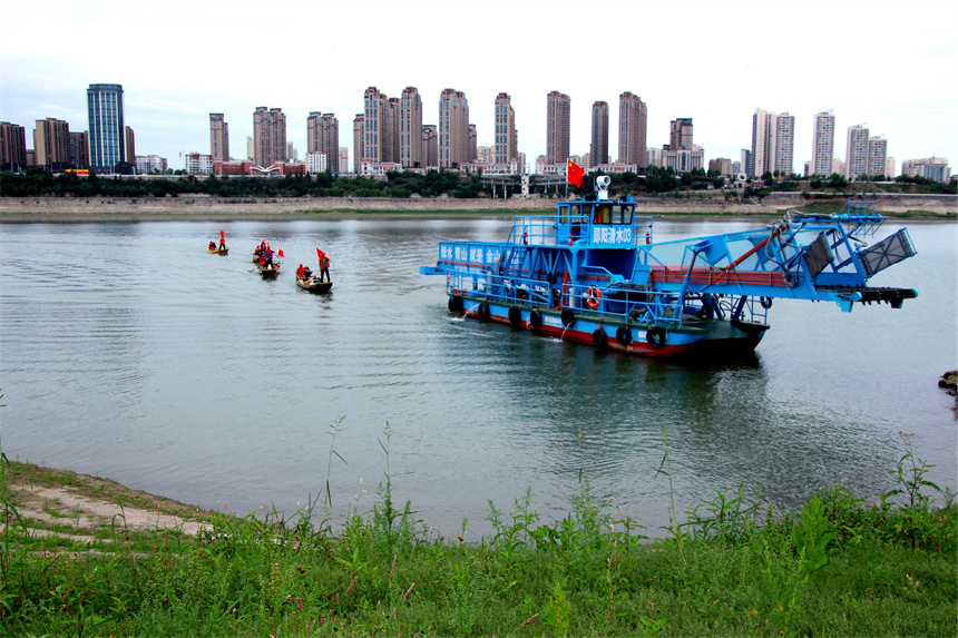 2025年6月4日，清漂船队在湖北省十堰市郧阳区汉江水域巡航清漂。