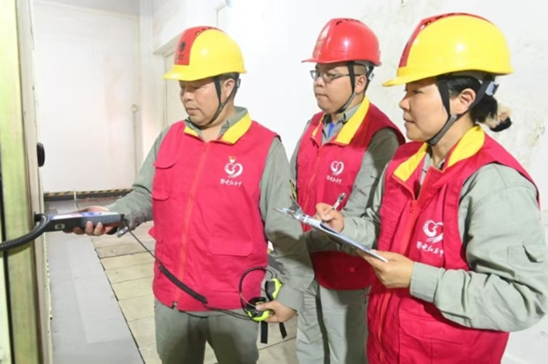 國網湖北電力員工在黃石110千伏聖水泉變電站仔細檢查設備運行情況。馬磊男攝