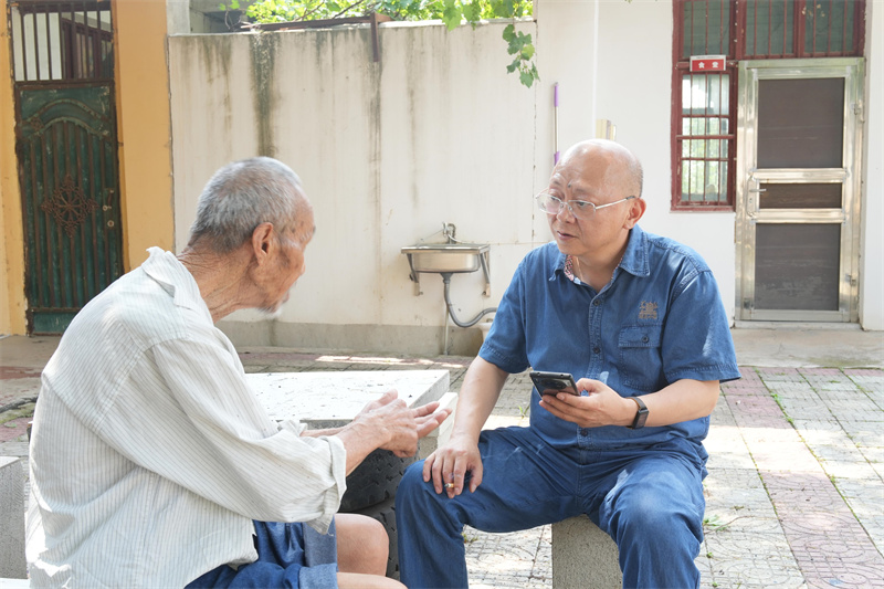 王刚和村民交流。