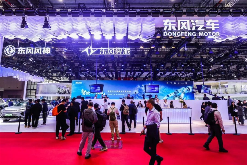 东风汽车在车展上展示。