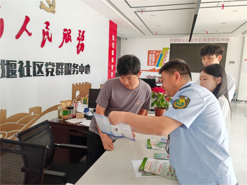 普法宣传员深入社区开展普法活动。