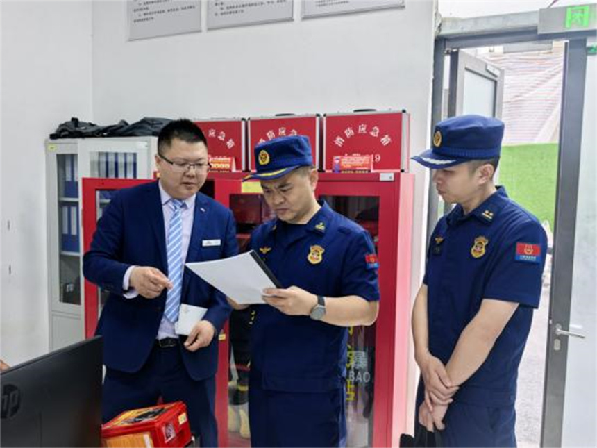 鄂州消防監督員實地檢查考點住宿酒店微型消防站。謝雅嫻攝