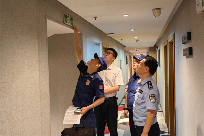 武汉消防对考场周围酒店进行检查。汉消宣摄 