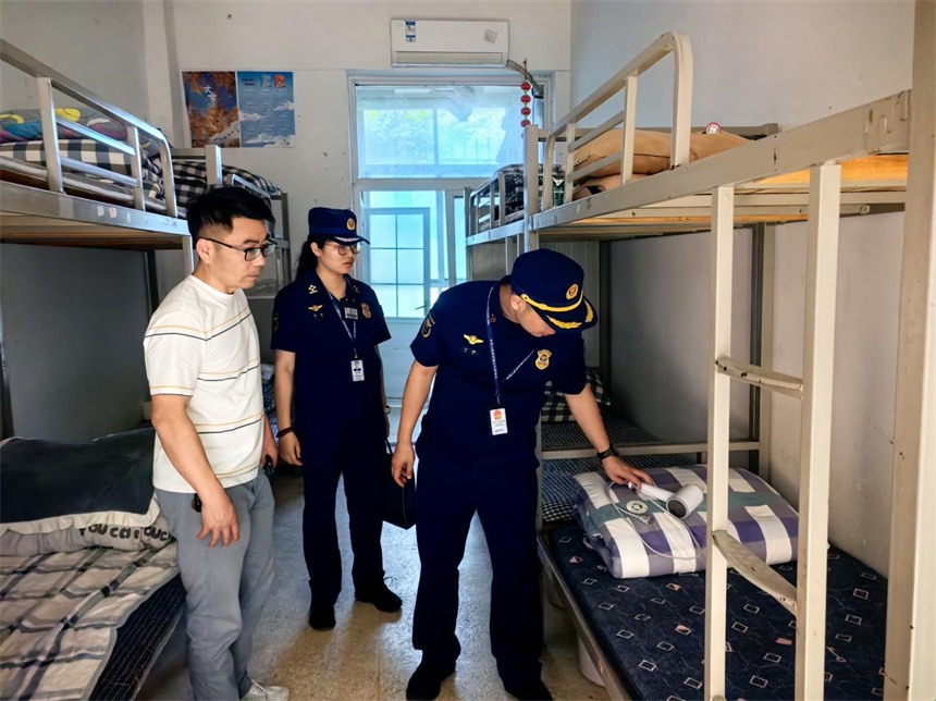咸宁消防监督员深入考点学校学生宿舍排查消防安全隐患。邓瑶摄