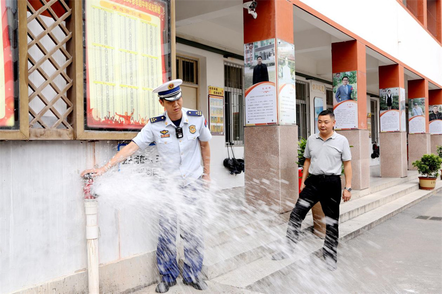 襄阳消防监督员测试教学楼周边消火栓水压。刘旭摄