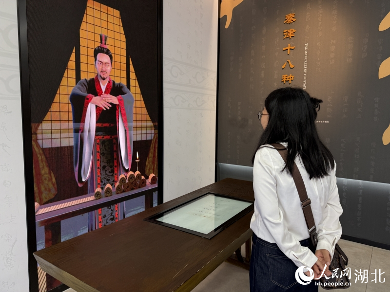 秦人“喜”和游客互動。人民網記者 張雋攝