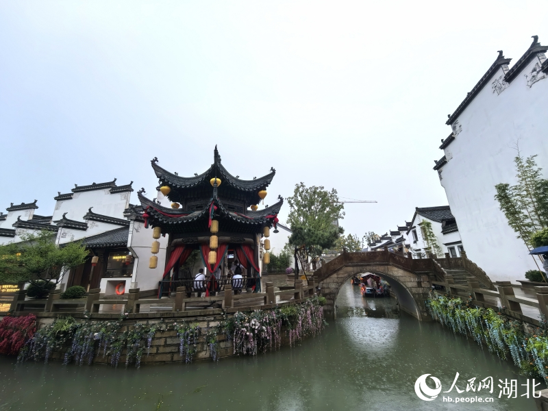 雨中漫步湖北雲夢祥雲灣，古色古香的老街風韻獨特。人民網記者 周雯攝