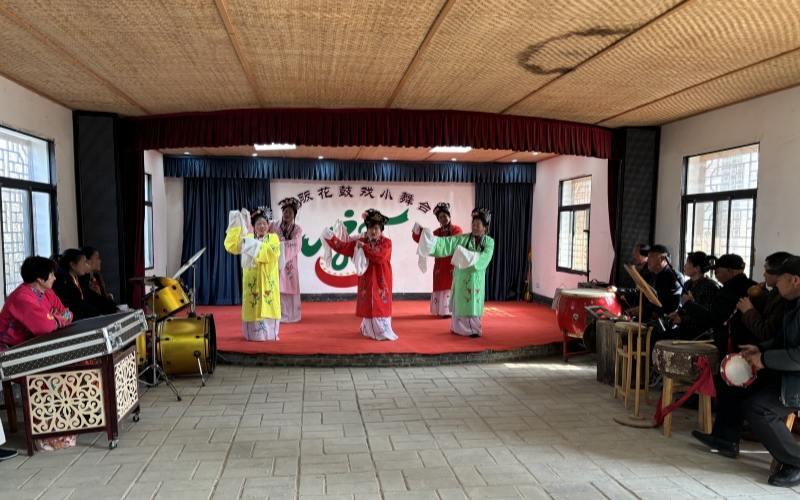 孔畈花鼓戏演出队表演场景。许佳雯摄